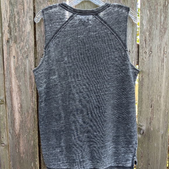 Super soft distressed gray Austin sleeveless tee - Picture 3 of 9